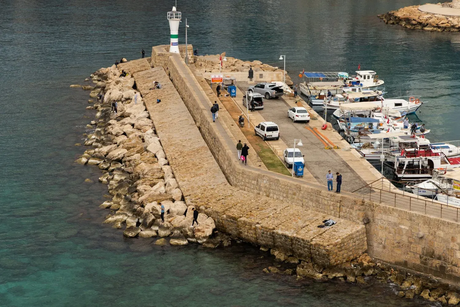 Knidos antik limanının dalgakıranı ve turkuaz deniz